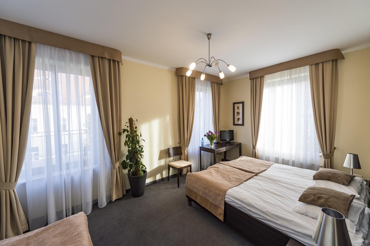 Hotel Restauracja Teczowa Любань Экстерьер фото
