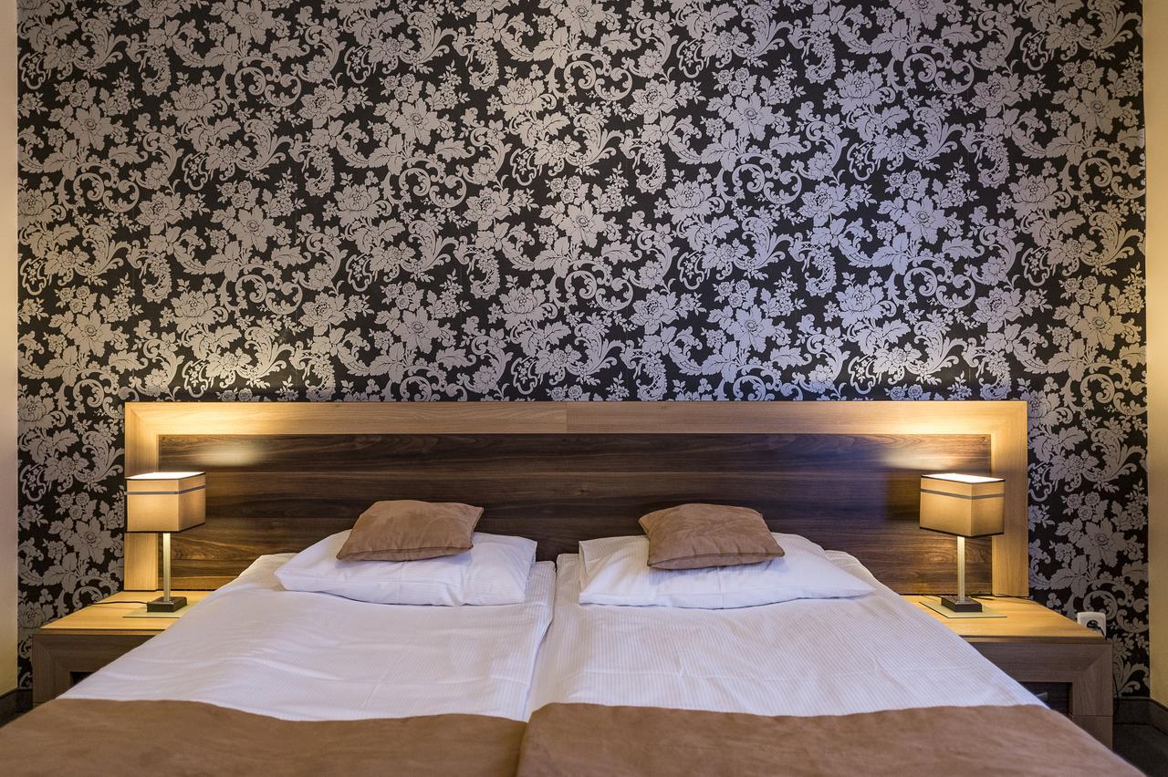 Hotel Restauracja Teczowa Любань Экстерьер фото