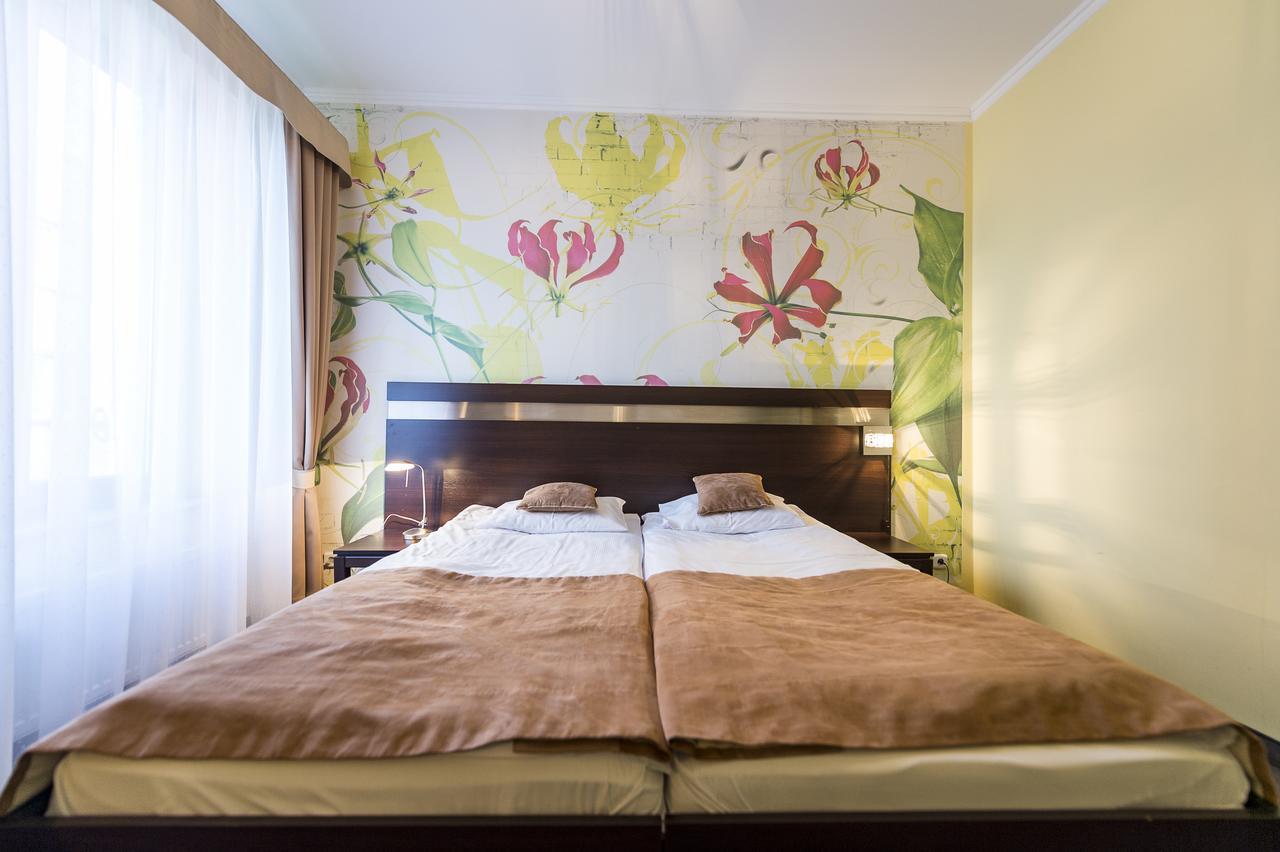 Hotel Restauracja Teczowa Любань Экстерьер фото